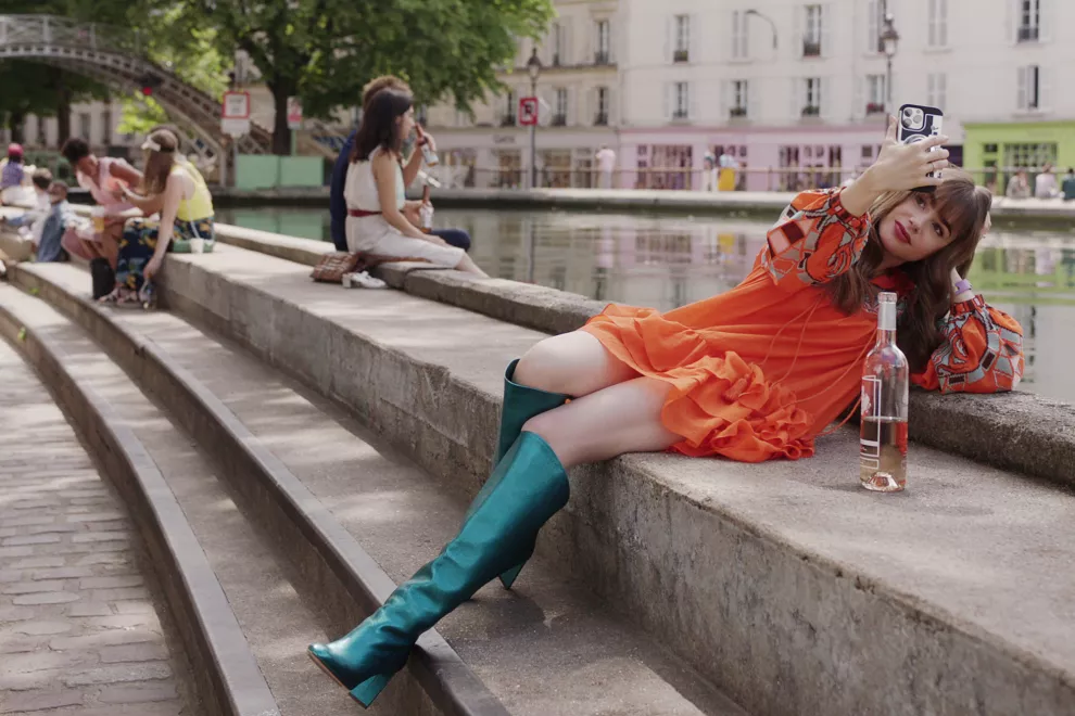 Lily Collins durante la filmación de la tercera temporada de Emily in Paris. 