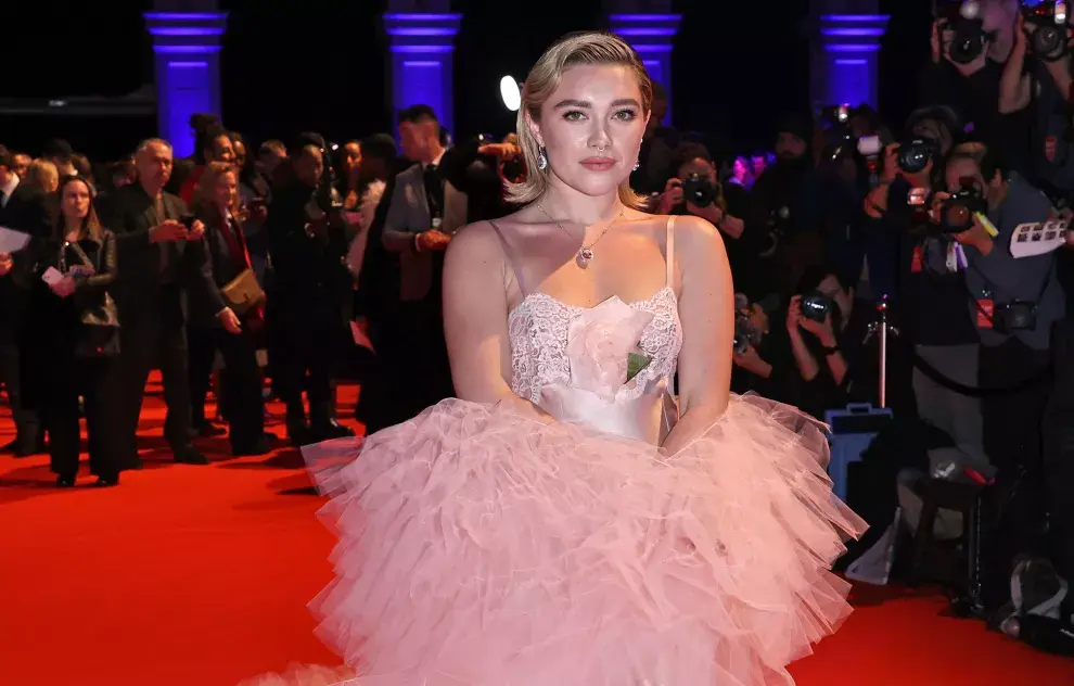 Florence Pugh vuelve a deslumbrar con su look en la red carpet.