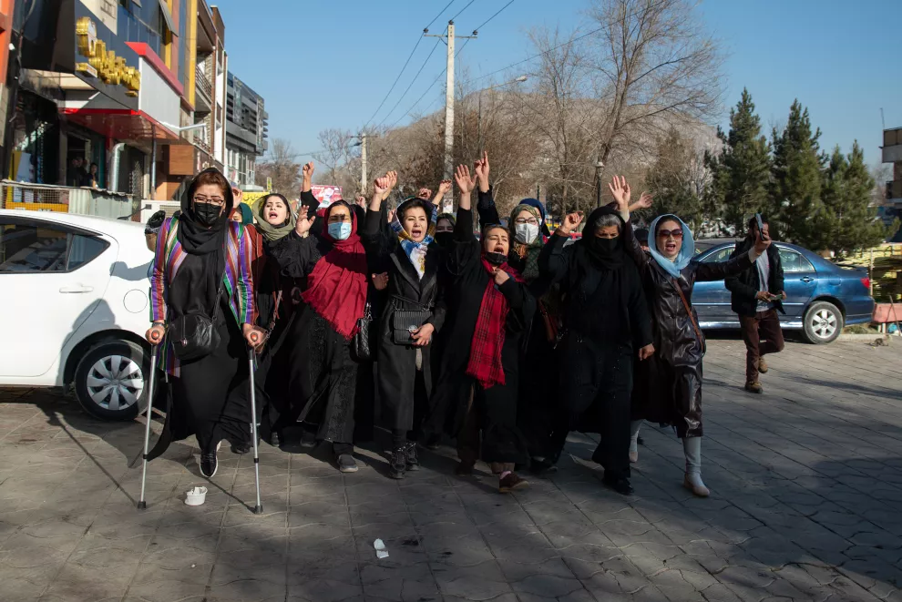 Las mujeres afganas protestan en las calles de Kabul en contra de la decisión que prohíbe su acceso a la educación.