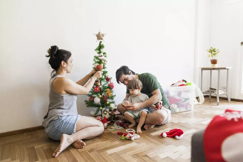 Llegó el momento de armar el arbolito navideño.