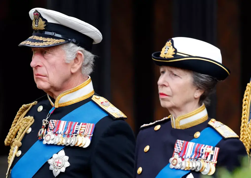 El rey Carlos III y la princesa Ana, en el funeral de su madre, la reina Isabel II.