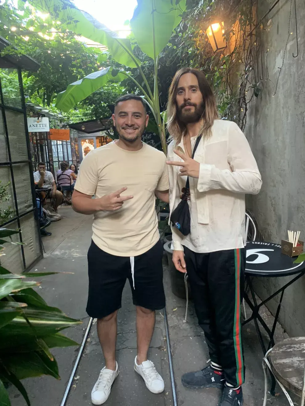 Jared Leto en Buenos Aires: paseó por Palermo y se sacó selfies con los fans.