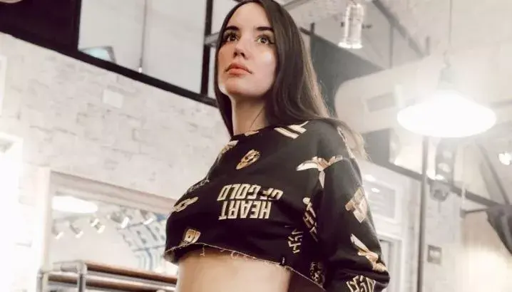 Martina Cabrera es diseñadora de indumentaria y experta en historia de la vestimenta. Desde 2016, propone una nueva mirada sobre el mundo fashion y sus tendencias.