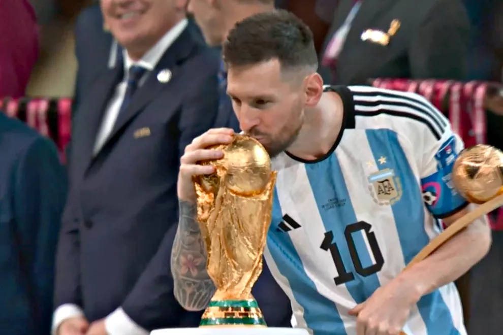Messi, capitán de la Selección argentina, besa la Copa del Mundo.