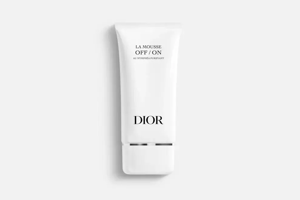 Algunas necesitamos lavarnos la cara con agua y de paso refrescarnos. La Mousse Off/On, retira todo tipo de maquillaje (hasta waterproof) al mismo tiempo que mantiene la hidratación y calma la irritación con un 90% de ingredientes naturales. Precio $11700