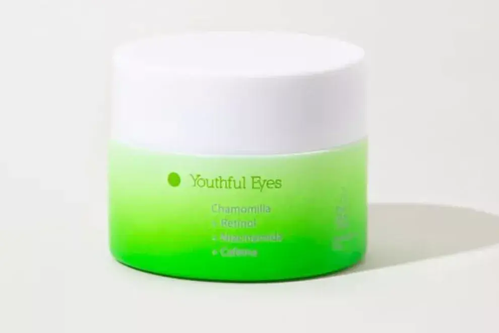 Nada como la cafeína para estimular la microcirculación de la zona, lo que ayuda a aclarar un poco las ojeras. En esta opción de The Glow Factor además tenés camomilla descongestiva y niacinamida. Precio: $9521
