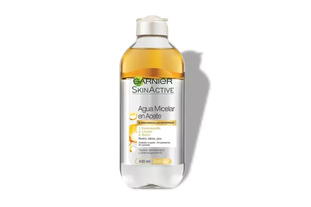Otro producto que limpia bien rápido y de una manera efectiva es el agua bifásica. Sirve para maquillaje waterproof y a base de agua. Agua bifásica Garnier, con aceite de argan regenerador y nutritivo. Precio $2002.