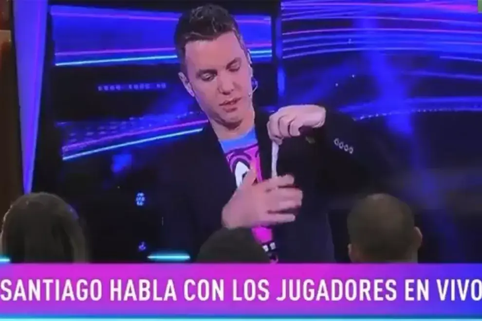 Santiago del Moro explicó cómo usar un preservativo en vivo.