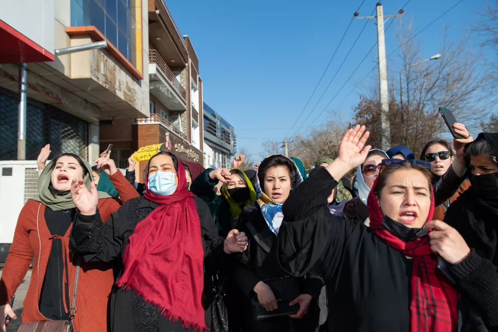 Las mujeres afganas protestan en las calles de Kabul en contra de la decisión que prohíbe su acceso a la educación.