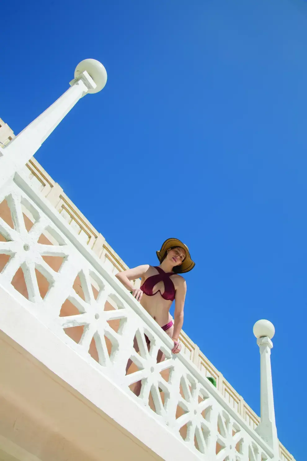 Sombrero (Renner, $6590), bikini (Why DONNA, $16.700), pulseras (Rita C, $2200 c/u).