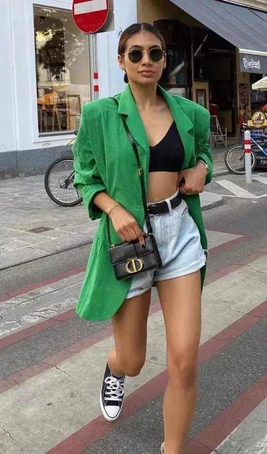 Con saco oversize.