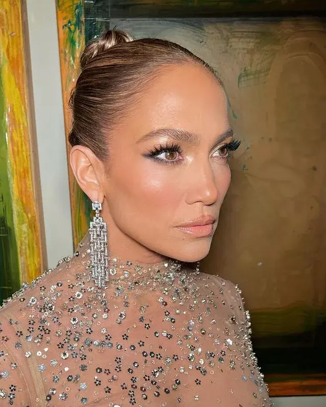 Un make up nude y un recogido para completar el look.