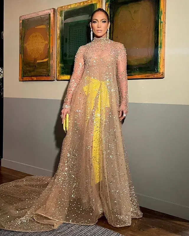 Jennifer Lopez deslumbró en la red carpet de Shotgun Wedding.