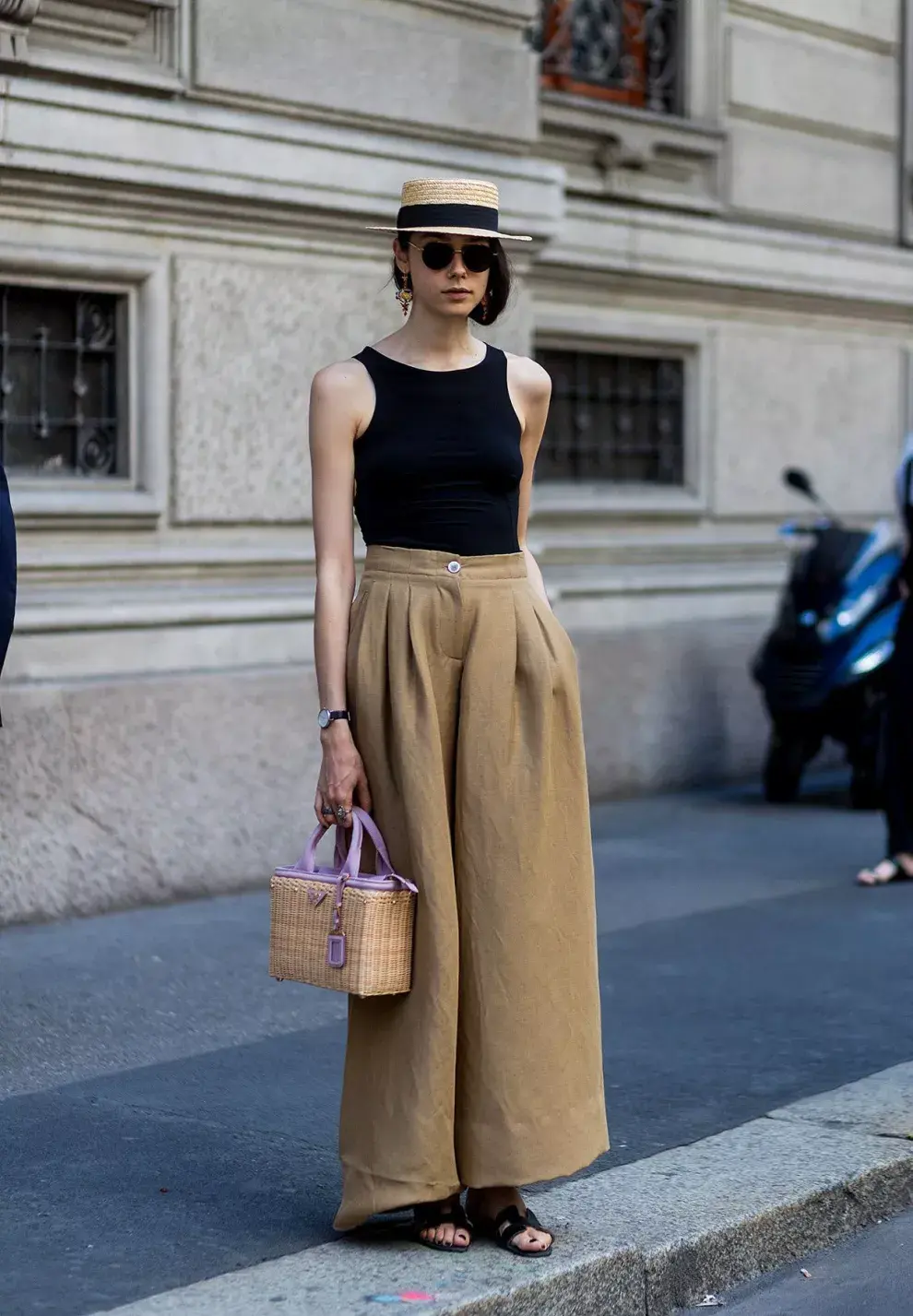 Pantalón y el tank top son básicos que nunca mueren y que siempre quedan cancheros.