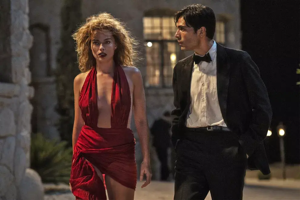 Margot Robbie y Diego Calva en una escena de Babylon. 