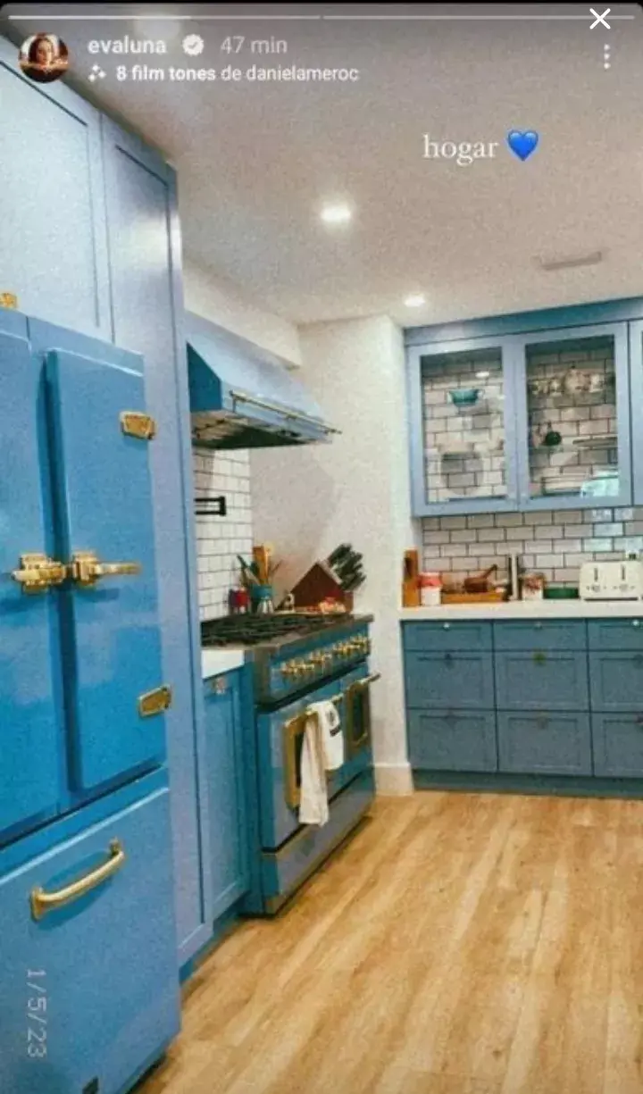 La pareja remodeló este espacio y cambió sus tradicionales muebles de madera por unos de estilo más vintage.