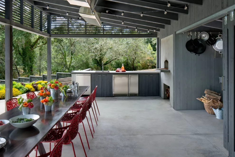 Dependiendo el espacio que tengas, hay muchas opciones para crear tu cocina outdoor.