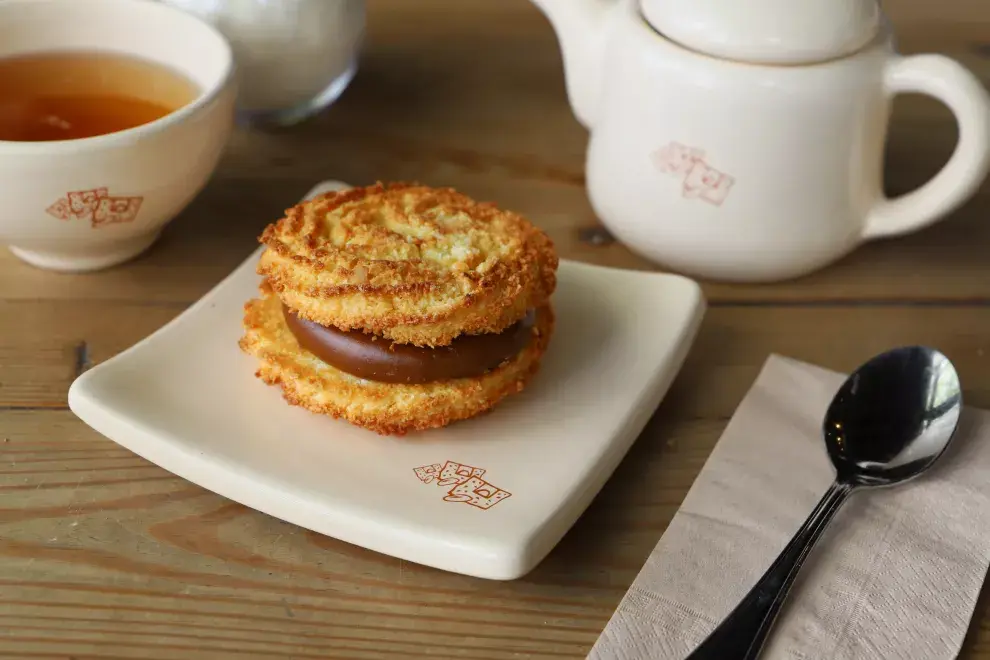 El increíble alfajor de coco y dulce de leche de Le Pain Quotidien.