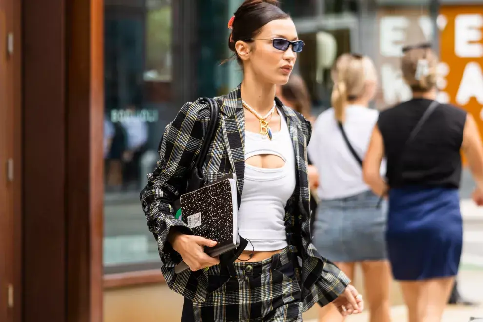 Bella Hadid y una versión del top cut out