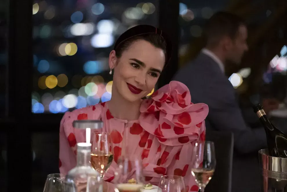 Lily Collins en Emily en París. La hija de Phil Collins otra nepo baby destacada.