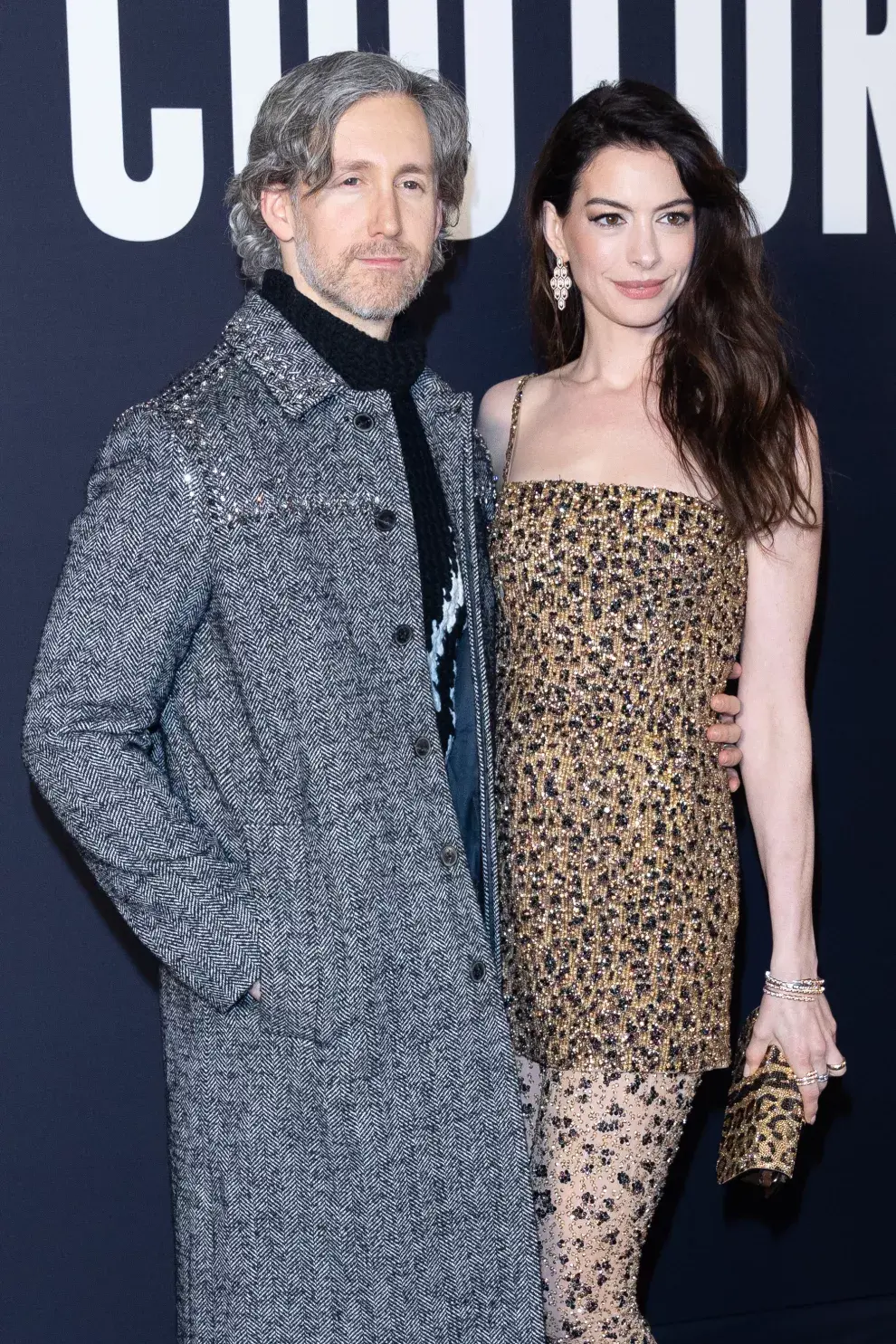 Anne Hathaway y su marido, Adam Shulman, en el desfile de Valentino.