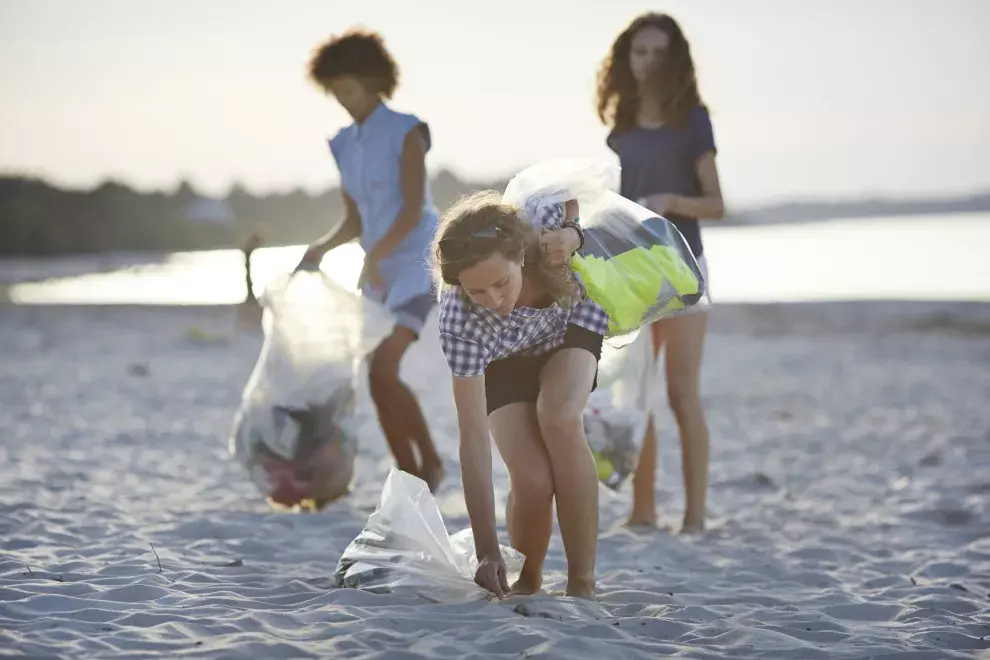 Por qué es clave que juntes tu basura cuando vas a la playa.