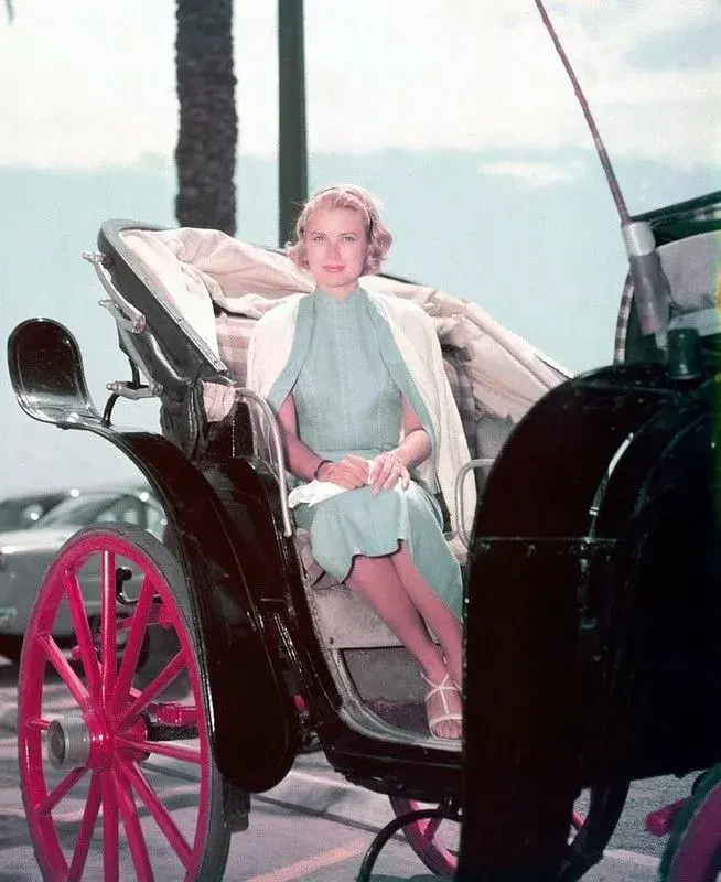 Grace Kelly con zapatos blancos de doble tira en el tobillo.