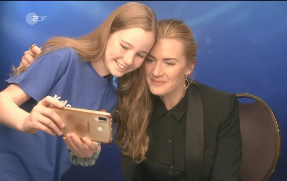 Kate Winslet junto a su pequeña entrevistadora.