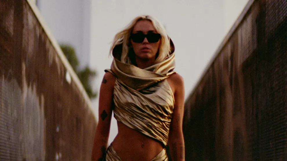 Miley Cyrus en el video de "Flowers"