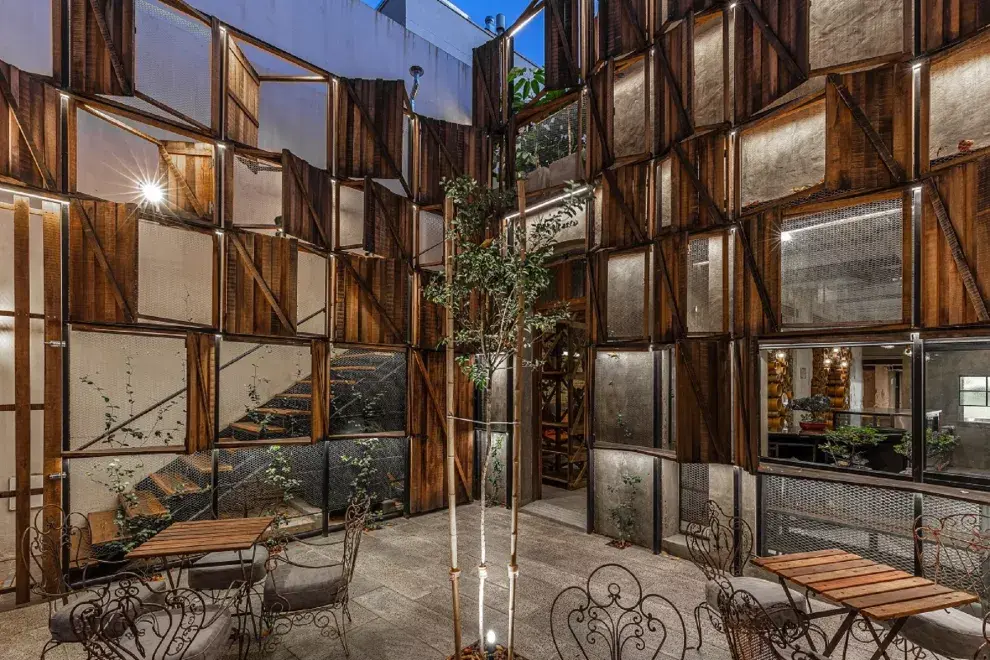 El patio de Moshu Treehouse.