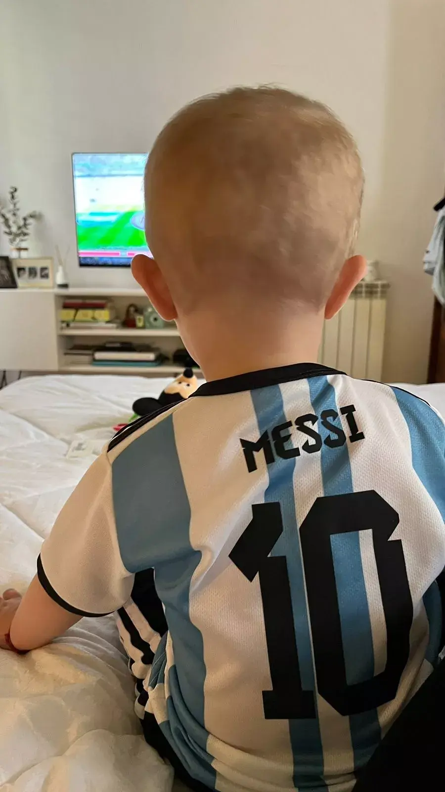 Aureliano, el hijo de Juliana y Tomás, mirando el mundial Qatar 2022.