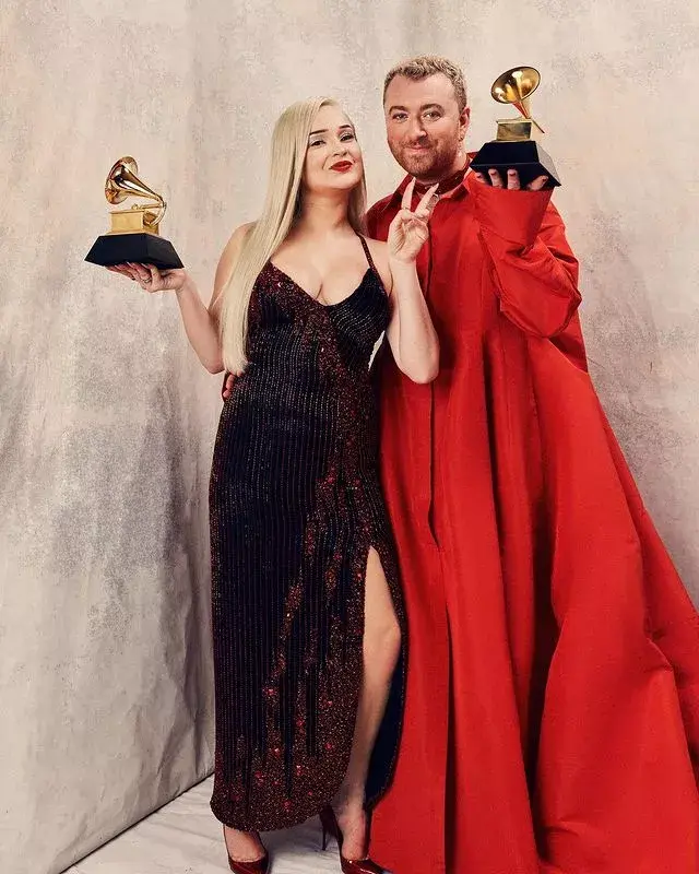 Kim Petras y Sam Smith tras haber ganados sus premios Grammy.