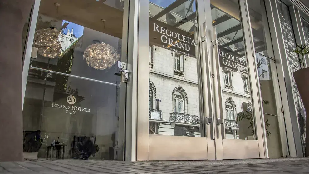 Puerta de ingreso del Recoleta Grand Hotel.