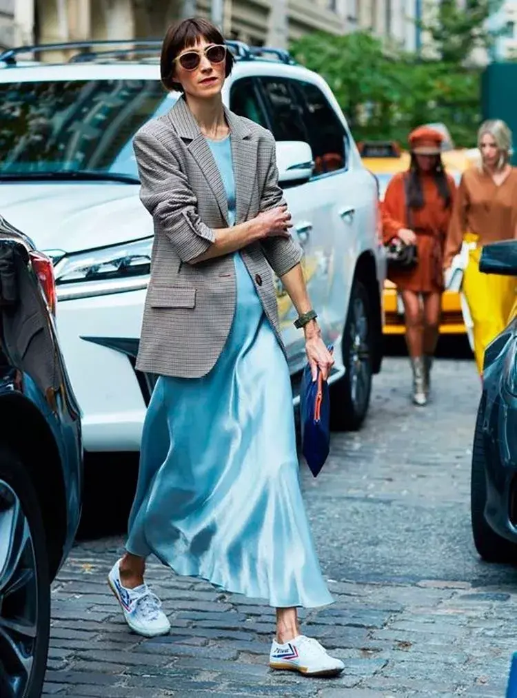 El blazer eleva un poco el look y lo convierte en una opción ideal para la ofi.