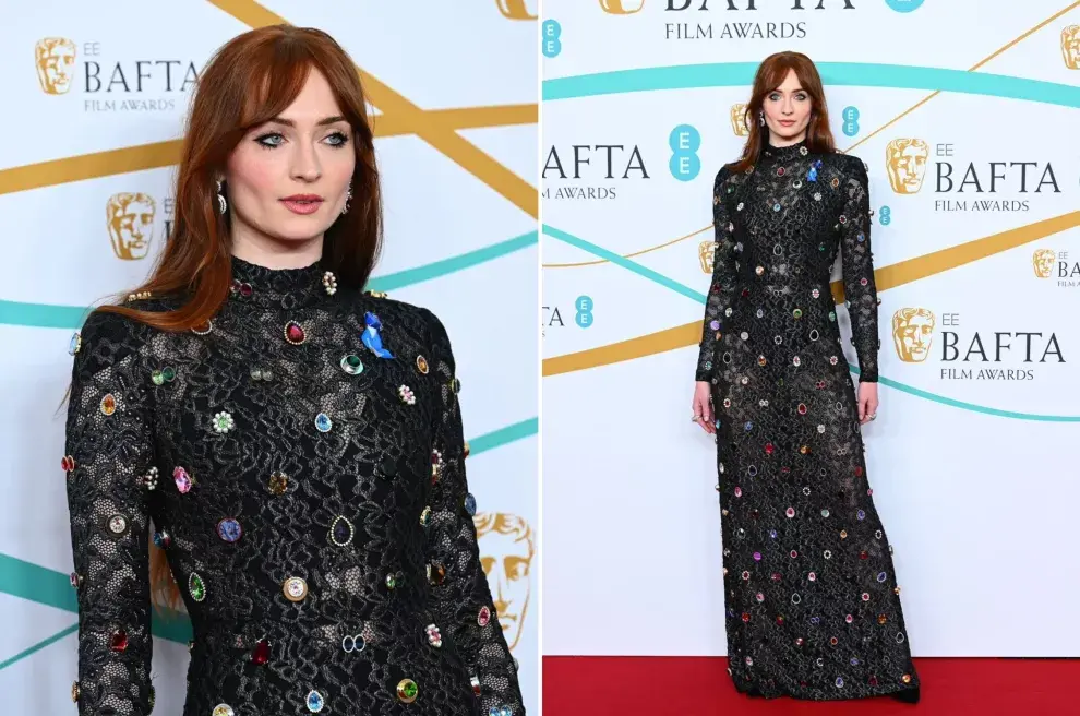 Sophie Turner llevó un vestido negro largo con muchos apliques.