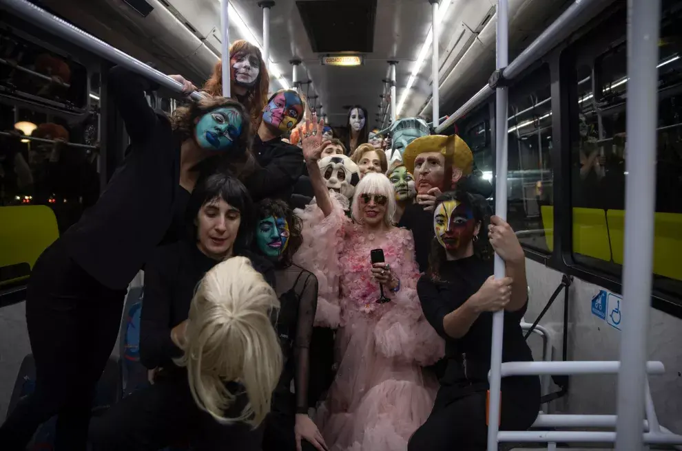 Marta Minujín en el colectivo que la llevó al Malba.