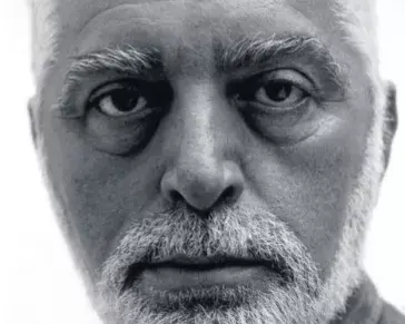 Retrato de Paco Rabanne fotografiado por Michel Goldberg en 1999.