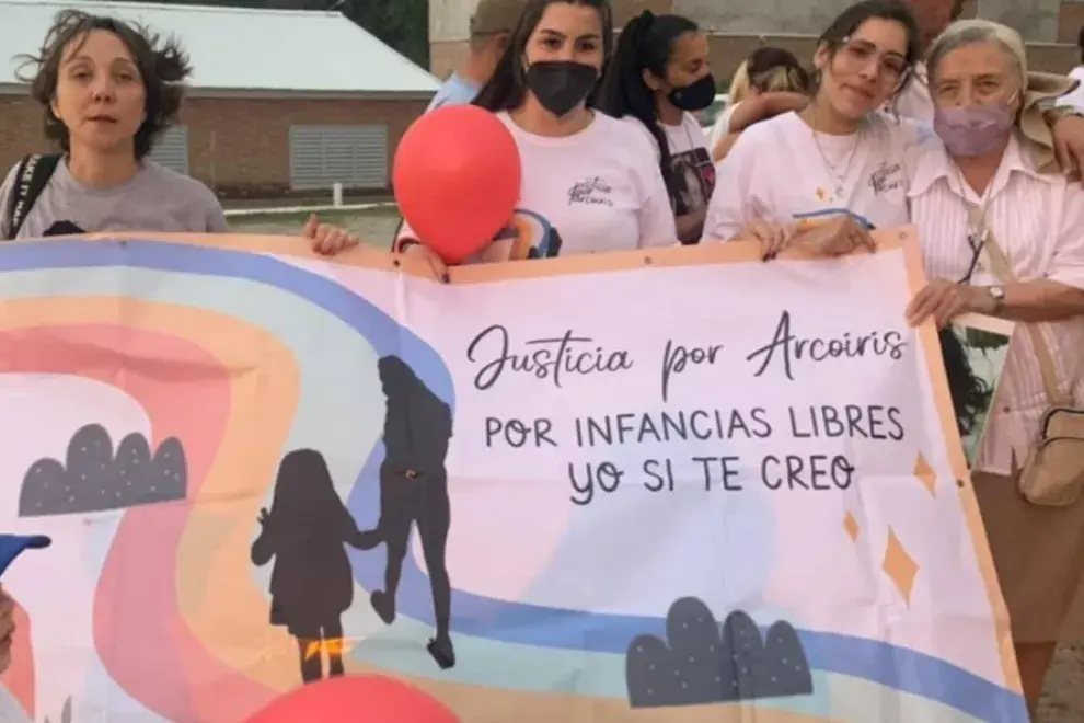 Organizaciones defensoras de la niña Arcoíris impidieron la detención de su mamá.