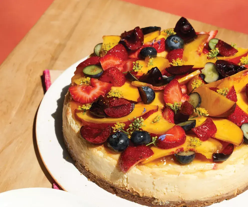 Cheescake con frutas y flores