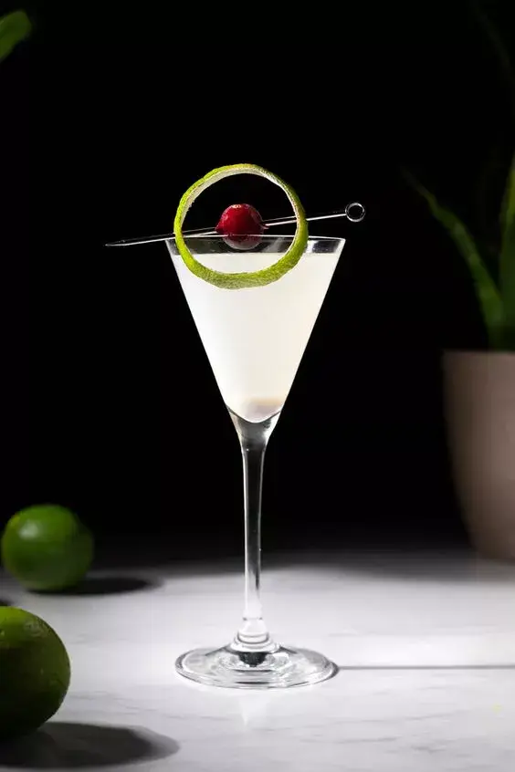 6. Cosmopolita: el amado cóctel de vodka adornado con arándanos y un detalle en lima.