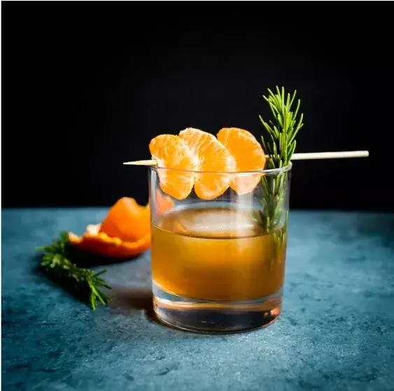 3. Old Fashioned, con toques de mandarina, miel y romero.