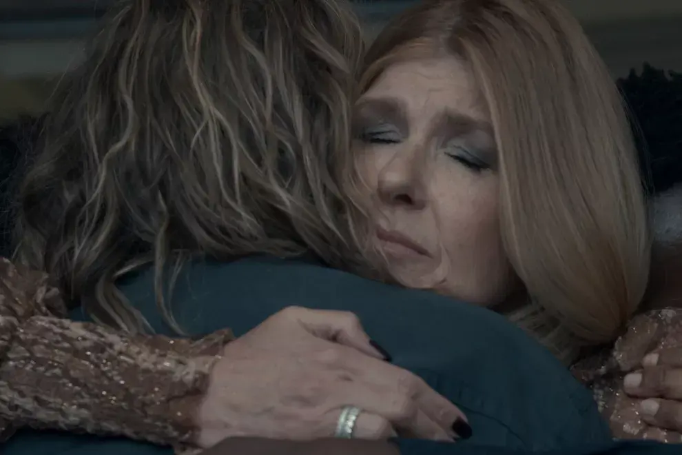 Connie Britton da vida a una mujer que pierde a su marido durante un accidente de avión.