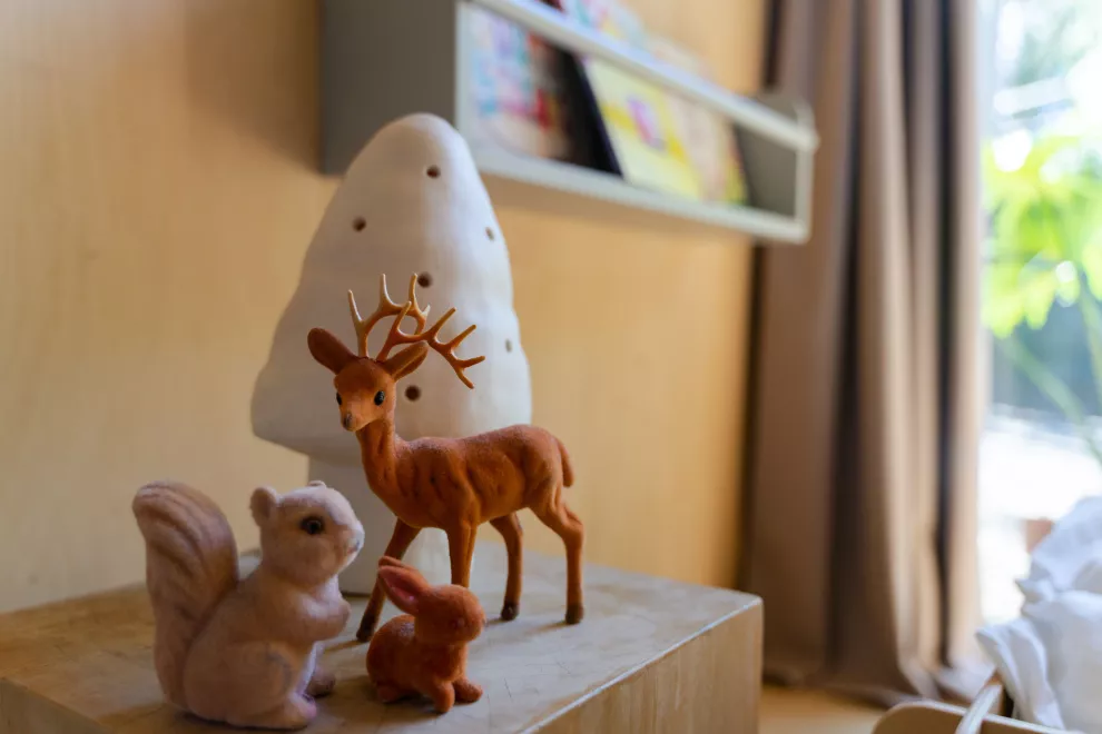Animales de fieltro en miniatura + una lámpara de cerámica con forma de hongo para la mesita de luz de Blanca