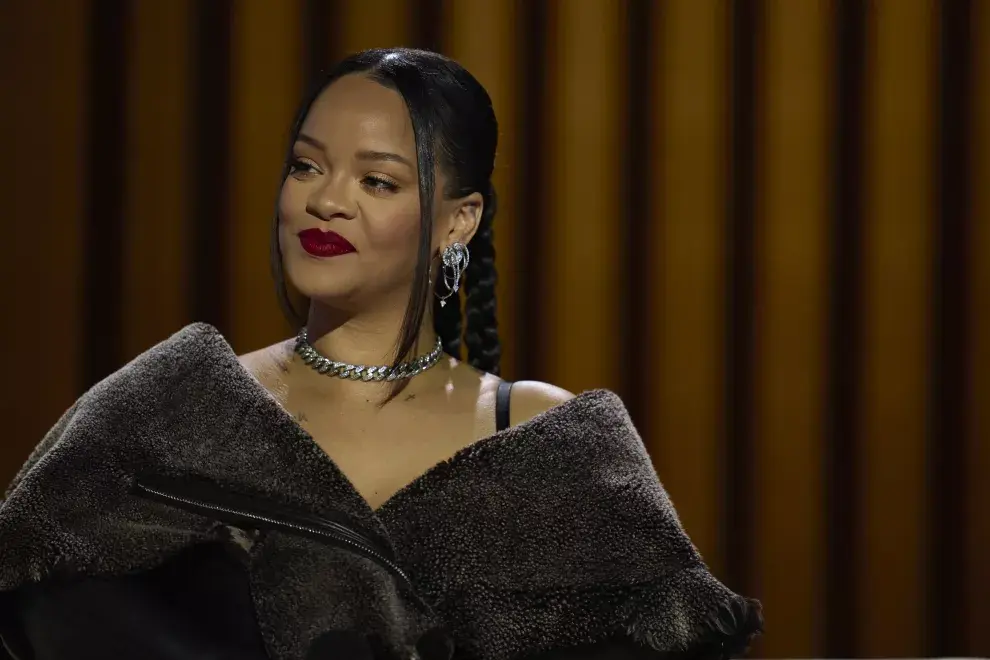 Rihanna durante la presentación del mediotiempo de Apple Music Super Bowl 57. 