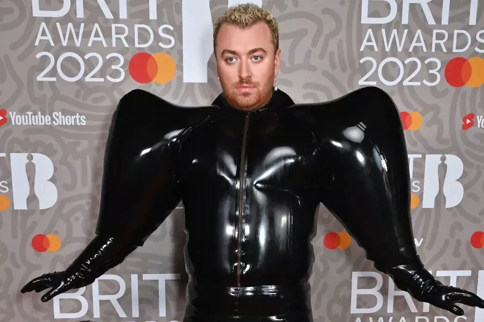 Sam Smith sorprendió a todos con su look en los 2023 Brit Awards.