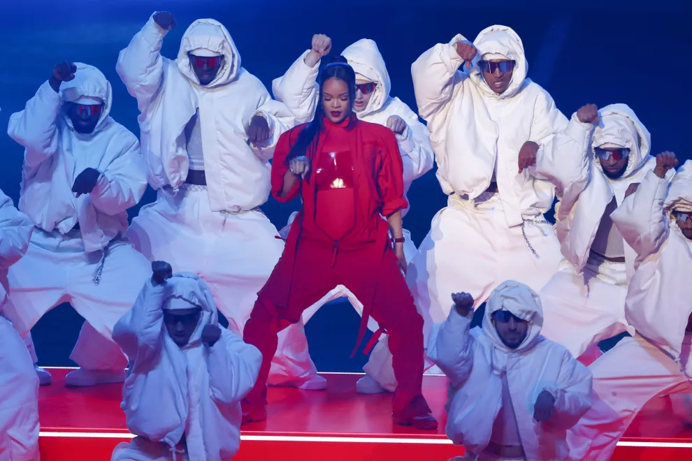 Rihanna durante su performance en el SuperBowl.