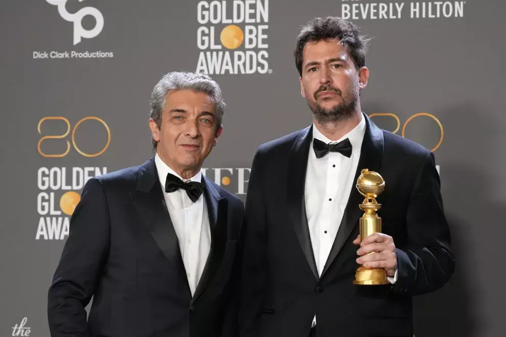 Ricardo Darín y Santiago Mitre después de ganar el Golden Globes 2023.