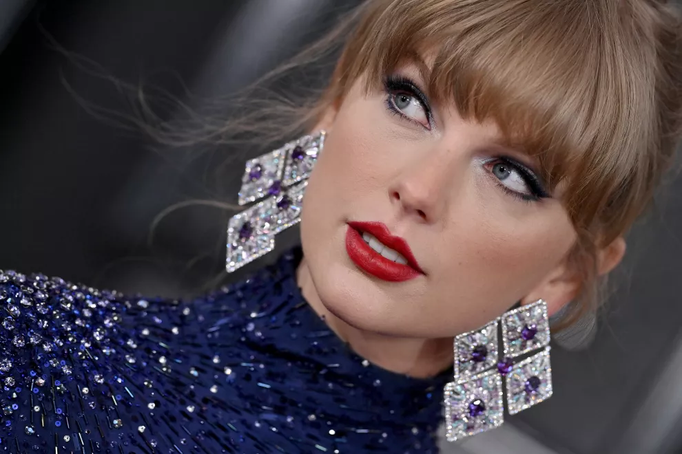 Taylor Swift durante la red carpet de los Premios Grammys.