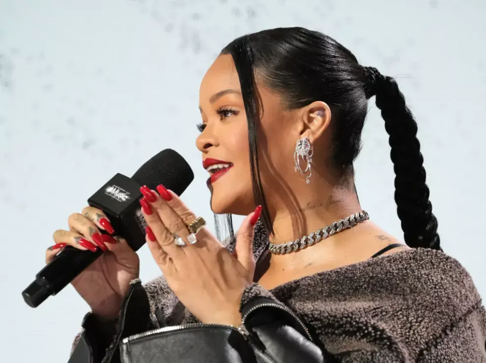 Rihanna lució unas increíbles uñas rojas.