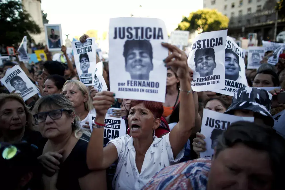 Personas sostienen carteles del difunto Fernando Báez Sosa con el mensaje en español: "Justicia por Fernando, asesinado en Gesell".